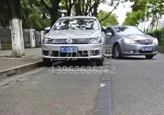 車停在車位也被貼處罰單子？交通警察：這三種停車方式也算違規(guī)！