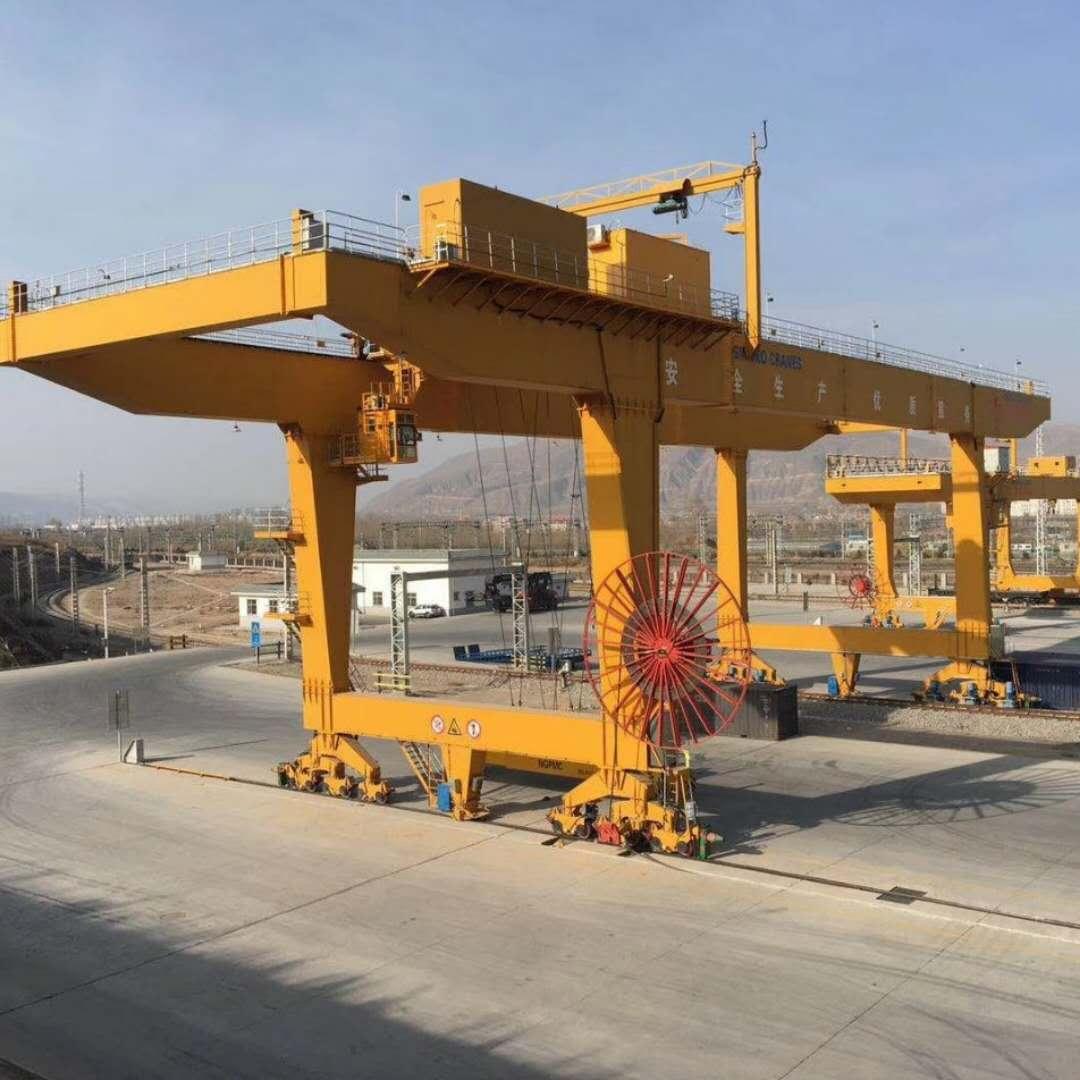 軌道式集裝箱起重機(jī).jpg